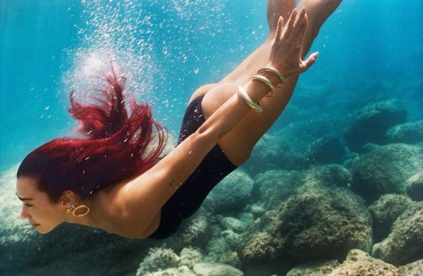 "Барбі-русалка": Дуа Ліпа в купальнику розповіла про пошуки себе під водою