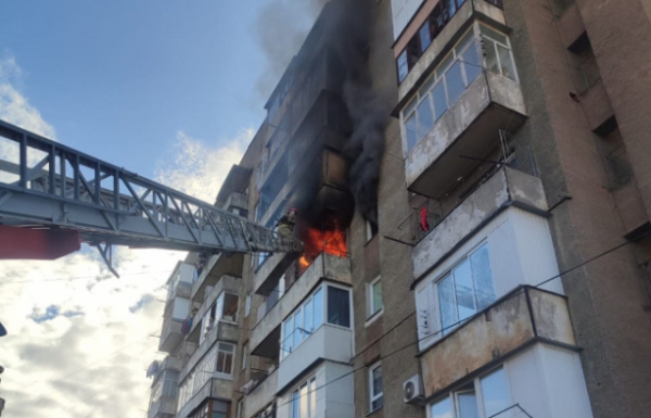 В Ужгороді чоловіка врятували з палаючої квартири на п'ятому поверсі (ФОТО)