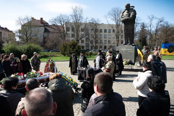  В Ужгороді провели в останню земну дорогу загиблого захисника – сержанта, гранатометника-електрика Михайла Козака 