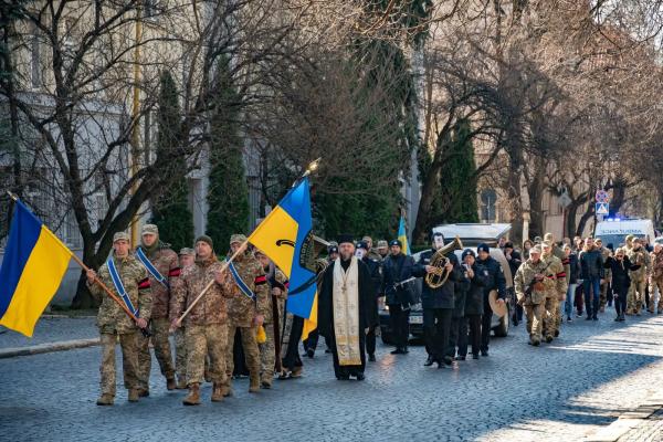  В Ужгороді провели в останню земну дорогу загиблого захисника – сержанта, гранатометника-електрика Михайла Козака 