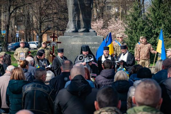  В Ужгороді провели в останню земну дорогу загиблого захисника – сержанта, гранатометника-електрика Михайла Козака 