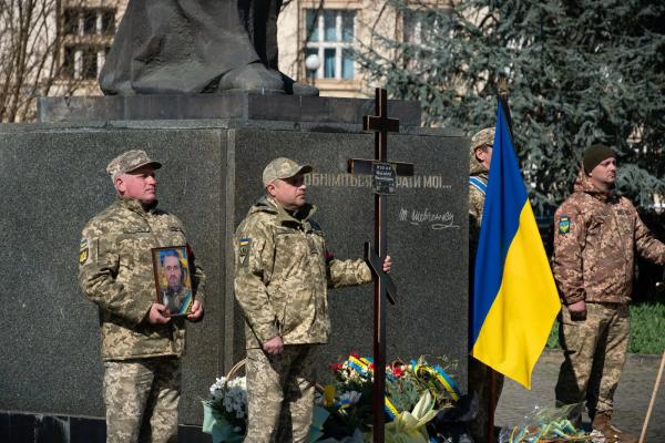  В Ужгороді провели в останню земну дорогу загиблого захисника – сержанта, гранатометника-електрика Михайла Козака 