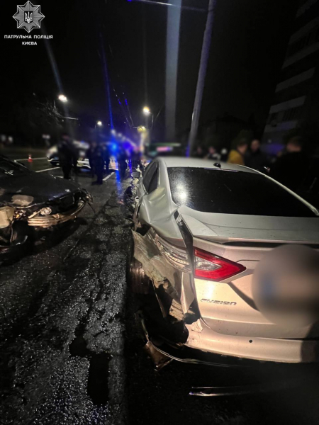 У Києві водій BMW напідпитку врізався у п’ять припаркованих авто, почалася бійка – фото