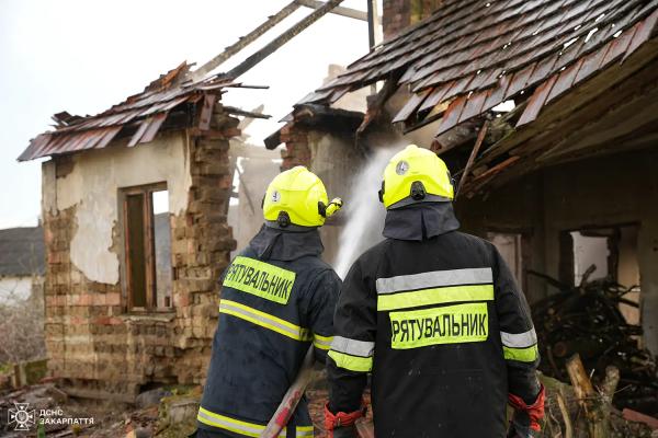  Внаслідок спалювання сміття на Ужгородщині зайнялася надвірна споруда 