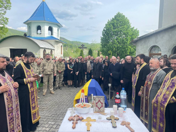 Закарпаття провело в останню дорогу полеглого Героя Михайла Будула (ФОТО)