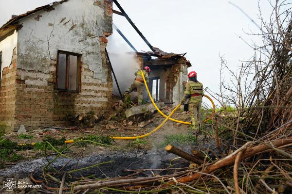  Внаслідок спалювання сміття на Ужгородщині зайнялася надвірна споруда 