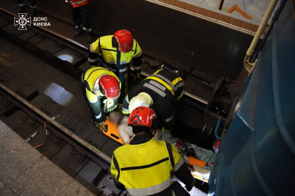 У Києві людина потрапила під потяг метро: зачинено на вхід чотири станції. З'явились фото