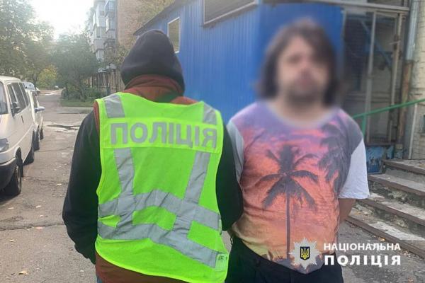 Поліція затримала чоловіка, який принижував загиблих військових у центрі Києва – фото