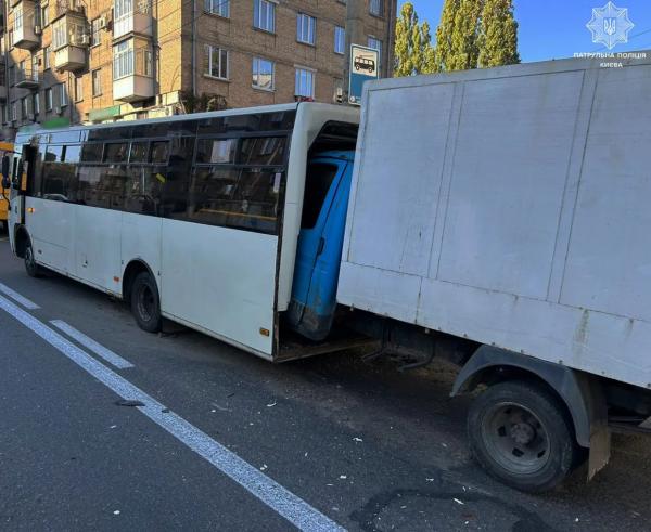 У Києві "Газель" протаранила пасажирський автобус: дев'ятеро людей постраждали – фото