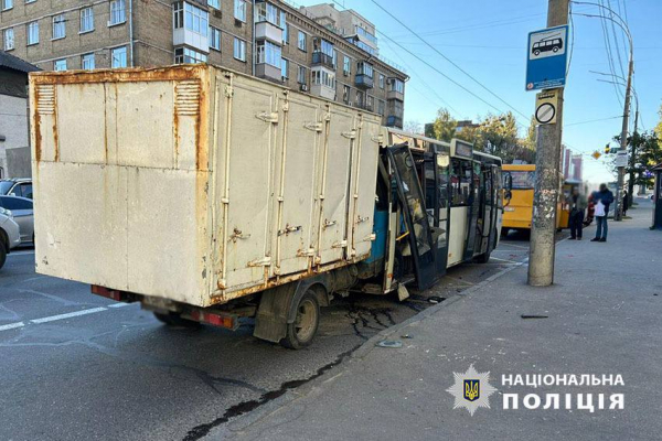 У Києві "Газель" протаранила пасажирський автобус: дев'ятеро людей постраждали – фото