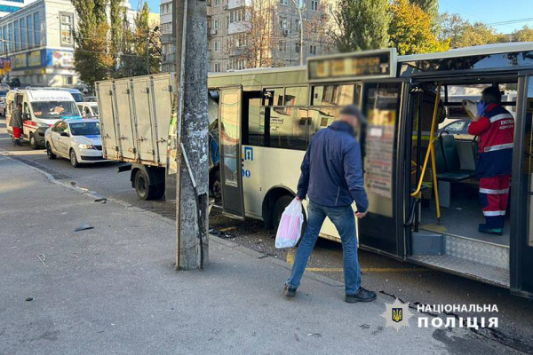 У Києві "Газель" протаранила пасажирський автобус: дев'ятеро людей постраждали – фото