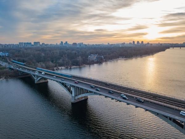 Росія атакує ударними дронами: є падіння уламків у Києві