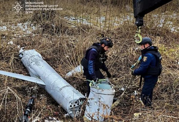 Рятувальники знайшли у Києві уламки російської ракети Х-55 – фото