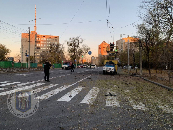 У Києві через падіння уламків дронів виникли пожежі у двох районах, є руйнування – фото