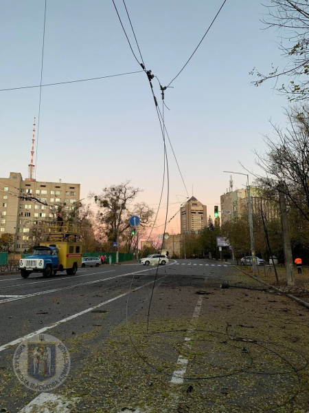 У Києві через падіння уламків дронів виникли пожежі у двох районах, є руйнування – фото