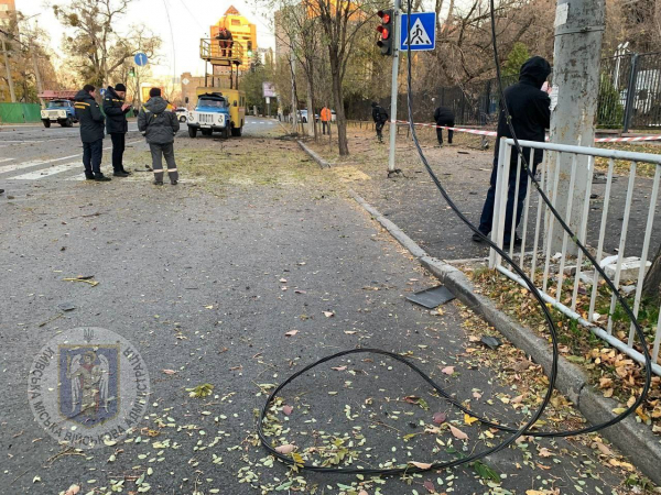 У Києві через падіння уламків дронів виникли пожежі у двох районах, є руйнування – фото