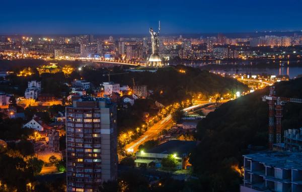 Росія атакувала Київ дронами. Сталася пожежа в поліклініці, є постраждалий