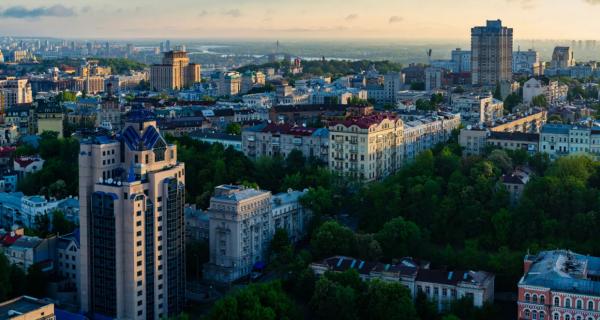 Через ракетну атаку на Київ в одному з районів палають авто, працює ППО – Кличко