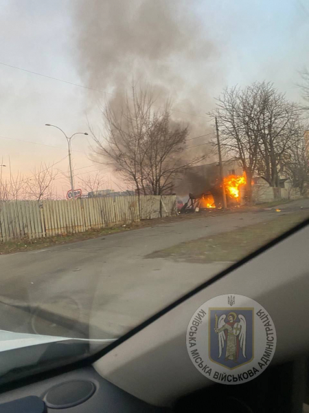 Росія атакувала Київ: через падіння уламків дронів виникли пожежі, зокрема в будівлі НБУ – фото