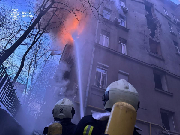 Росія атакувала Київ: через падіння уламків дронів виникли пожежі, зокрема в будівлі НБУ – фото