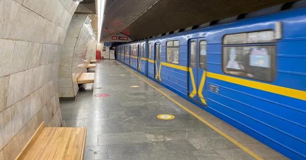 У Києві уламки збитого російського дрона впали біля станції метро, є пошкодження