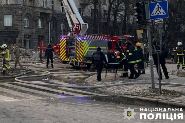 Росія атакувала Київ: через падіння уламків дронів виникли пожежі, зокрема в будівлі НБУ – фото