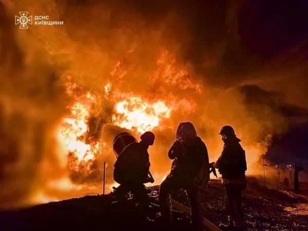 На Київщині через російську атаку горів промисловий об'єкт – фото