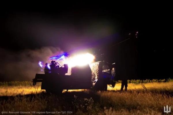 У Києві через російські безпілотники згоріла будівля на базі відпочинку