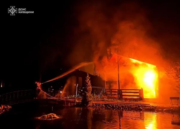 У Броварах через російські БпЛА палав готельно-ресторанний комплекс – фото, відео