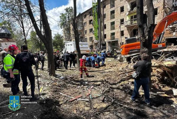 Російська атака на Київ. З-під завалів дістали тіла дев’яти людей, зокрема дитини