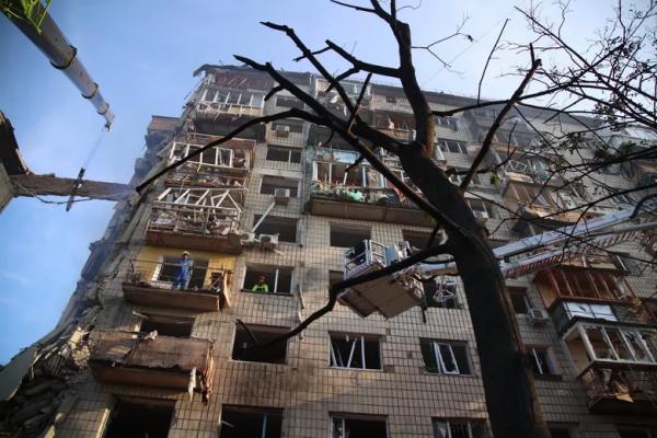 У Києві розбирають завали зруйнованої багатоповерхівки. Є зниклі безвісти – фото, відео