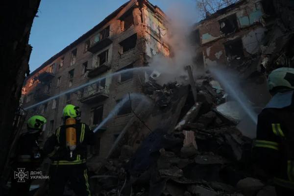 У Києві завершили розбирати завали п'ятиповерхівки: російська ракета вбила дев'ятьох людей