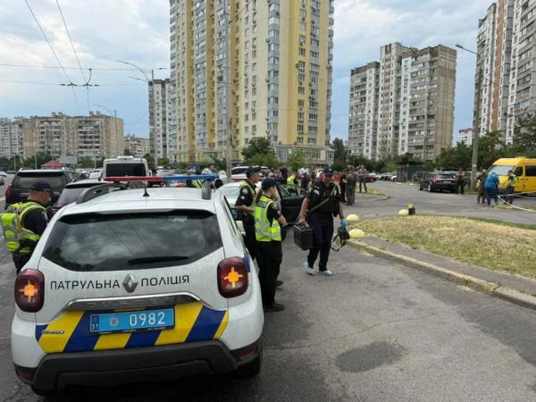 У Києві застрелили чоловіка у припаркованому авто – відео з місця