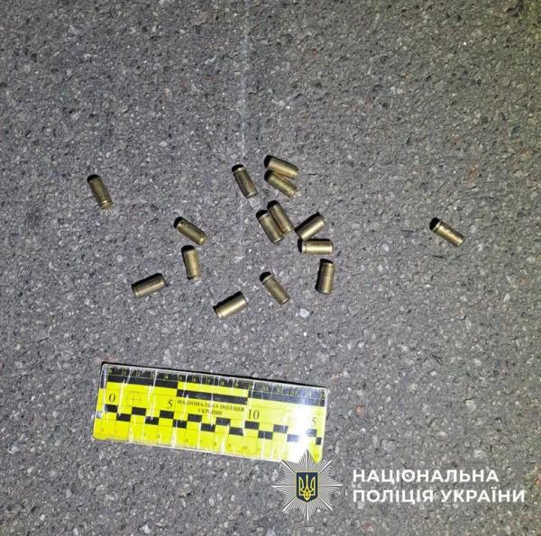 У дворі ЖК на Подолі чоловік стріляв у водія автівки – фото