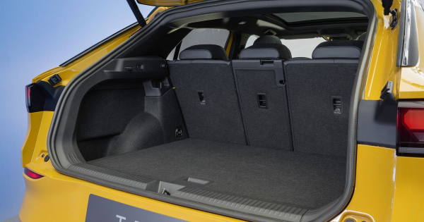 Volkswagen представив компактний кросовер T-Roc другого покоління. Який двигун для України?