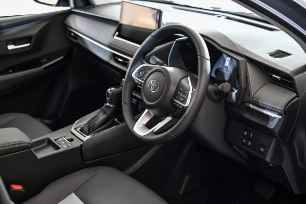 Найменший седан Toyota отримав версію GR Sport із гібридною силовою установкою