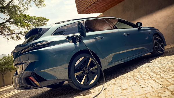 Peugeot 308 після оновлення отримав гібридні, електричну та дизельну модифікації