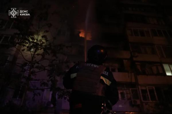 Росія вдарила по Києву балістикою та дронами: виникли пожежі, є постраждалі – фото