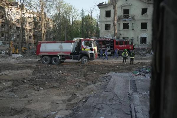 У Києві завершили пошуково-рятувальні роботи на місці влучання ракети – фото