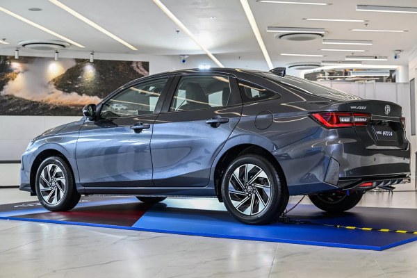 Найменший седан Toyota отримав версію GR Sport із гібридною силовою установкою