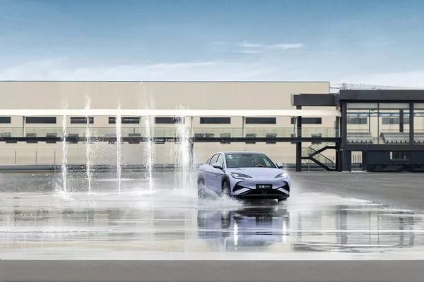 BYD відкрила величезний парк розваг з автомобілями