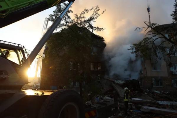 У Києві російська ракета зруйнувала під'їзд п'ятиповерхівки: було пряме влучання – фото