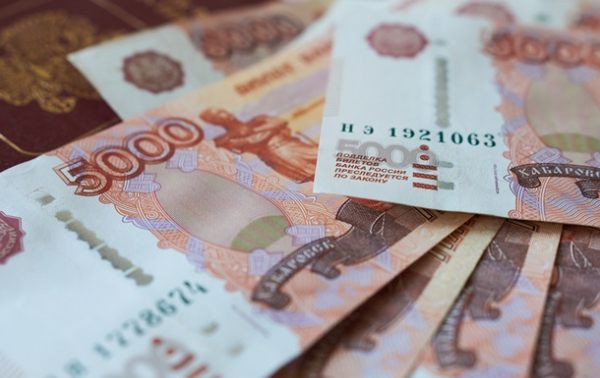 Росіяни виносять мільярди готівки з банків через перебої з інтернетом
