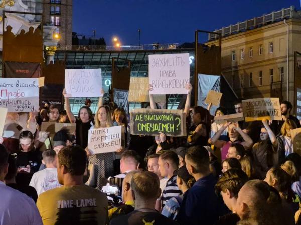 У Києві протестують проти законопроєкту, який посилює покарання для військових за СЗЧ