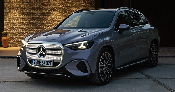 Новий Mercedes-Benz GLC EQ отримав величезну LED "решітку" та запас ходу до 713 км