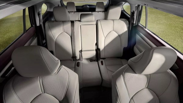 Китайський Toyota Highlander 2026 отримав більший екран, ніж американська версія