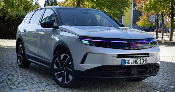Opel навчив кросовер Grandland спілкуватися з пішоходами світловими сигналами