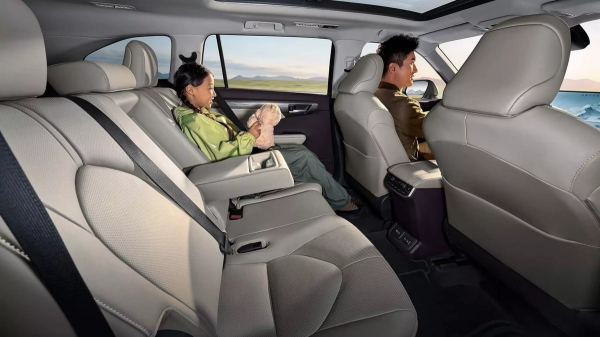 Китайський Toyota Highlander 2026 отримав більший екран, ніж американська версія