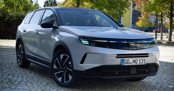 Opel навчив кросовер Grandland спілкуватися з пішоходами світловими сигналами
