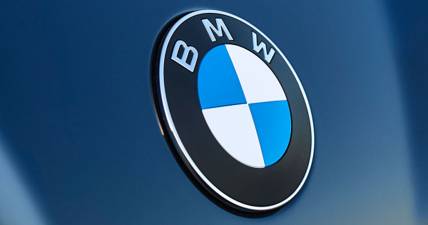 BMW показала оновлену емблему